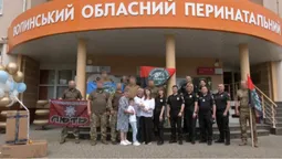 У Луцьку побратими загиблого бійця зустріли під час виписки його дружину й новонародженого сина