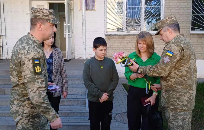 Родині воїна Ігоря Столярука вручили його посмертні нагороди (фото)