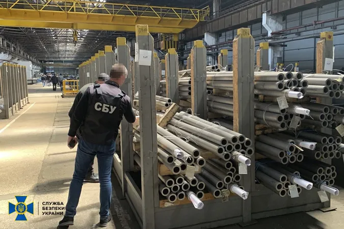 СБУ заблокувала роботу заводу у Дніпрі, який хотів відновити поставки труб у рф (відео)