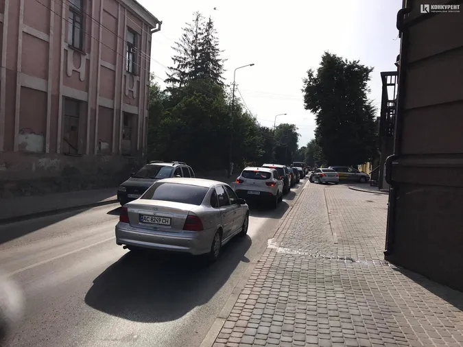 У центрі Луцька – затор у «час пік» через ДТП на кільці (фото)