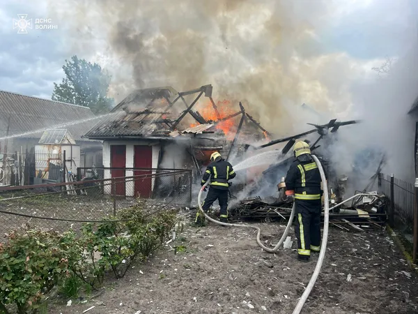 На подвір'ї у волинянина спалахнула господарська споруда (фото)