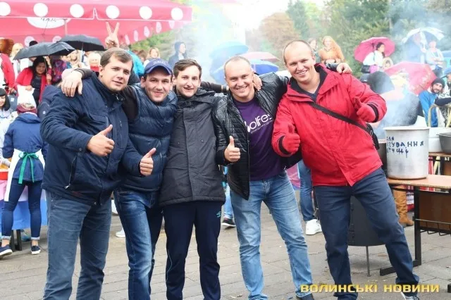 На луцькому «Фестивалі національної кухні» смакували борщ та вареники (фото)