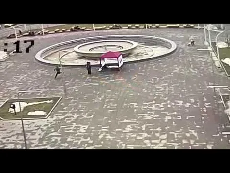 У Луцьку чоловік з ножем напав на намет Порошенка (відео)