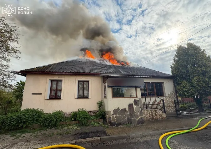 Вигоріло вщент: у Володимирі зайнявся будинок (фото)
