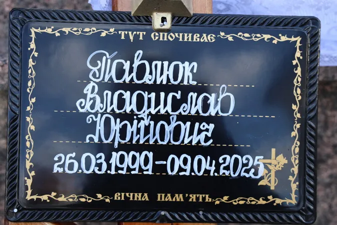 Луцьк навколішки прощався з трьома загиблими захисниками Русланом Новосадом, Владиславом Павлюком та Анатолієм Дячуком