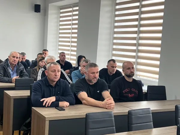 «Не наражайте людей на ризик»: у Ковелі водіїв вантажівок закликали не паркуватися біля будинків і шкіл