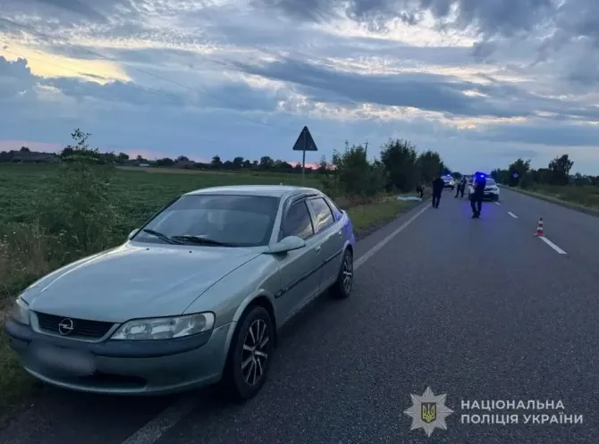 На Волині молода жінка вистрибнула з авто під час руху і загинула