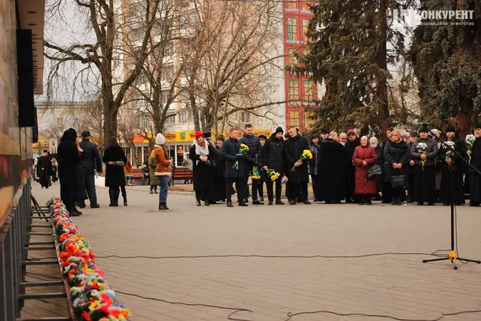 Квіти та сотні людей: у Луцьку вшанували пам'ять героїв Небесної Сотні (фото, відео)