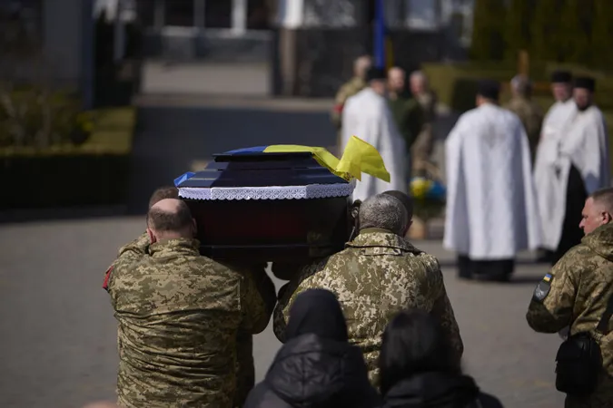 Луцьк навколішки попрощався з загиблим на Донеччині захисником Олексієм Федоренком
