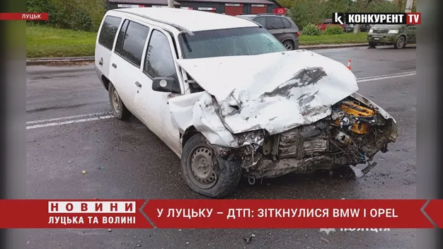 У Луцьку зіткнулися BMW та Opel – 13-річна пасажирка у реанімації (фото, відео)