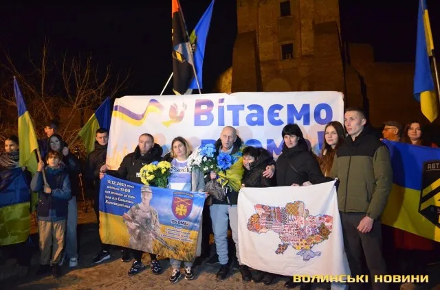У Луцьку живим ланцюгом зустріли захисника з полону Віталія Войтича (фото)