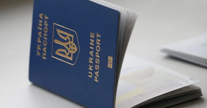 Паспорт-книжечка без нового фото: українцям нагадали про важливі зміни
