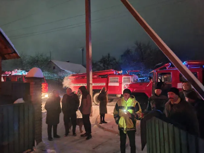 У власника – опіки обох рук: на Волині згорів гараж з машиною всередині (фото)
