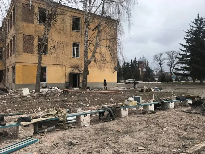 Обстріл в Охтирці: загинули десятки українських бійців, тіла російських знаходять по місту