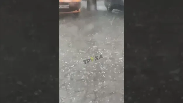 Луцьк затопило і засипало градом (відео)