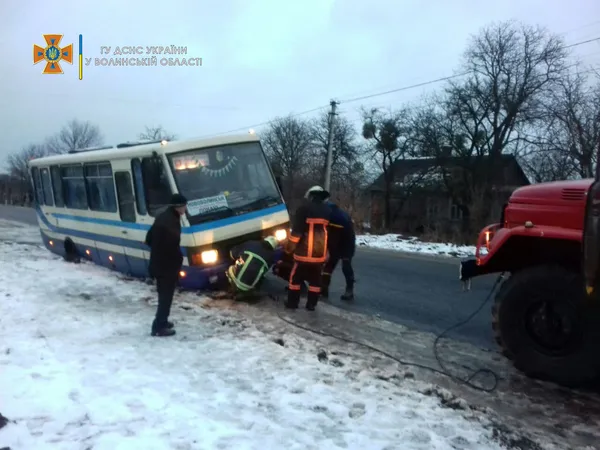 На Волині рейсовий автобус і два легковики застрягли у багнюці (фото, відео)