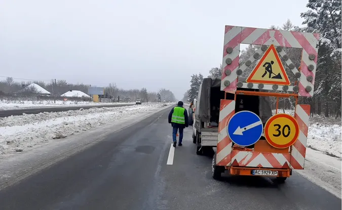 На Волині чистять і латають важливі дороги (фото)