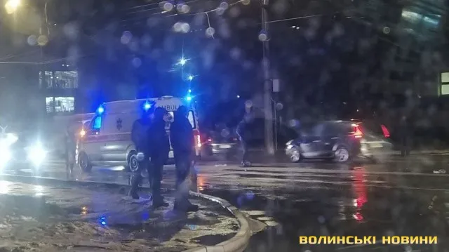 На вулиці Конякіна у Луцьку легковик збив людину (фото)
