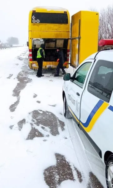 На Волині поліцейські допомогли тим, хто потрапив у скруту через негоду (фото)