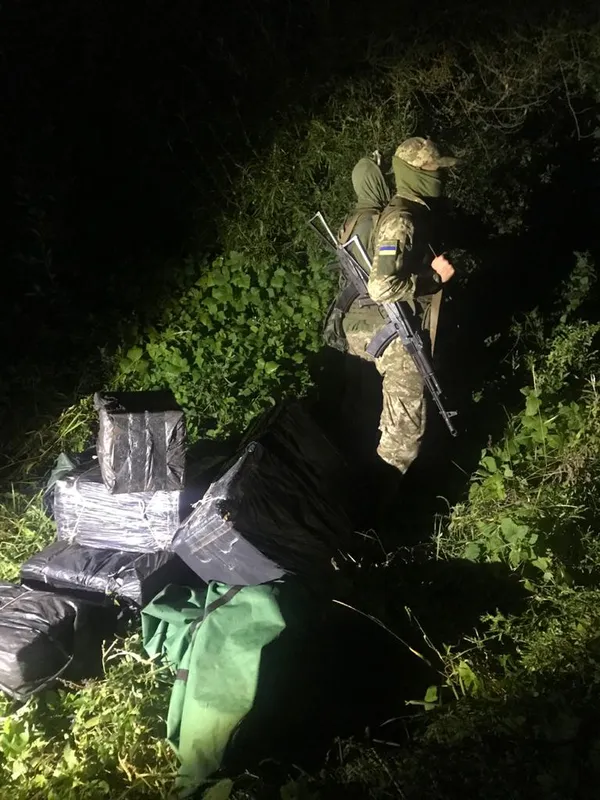 Човен і 5 тисяч пачок сигарет: волинські прикордонники завадили контрабандистам (фото)