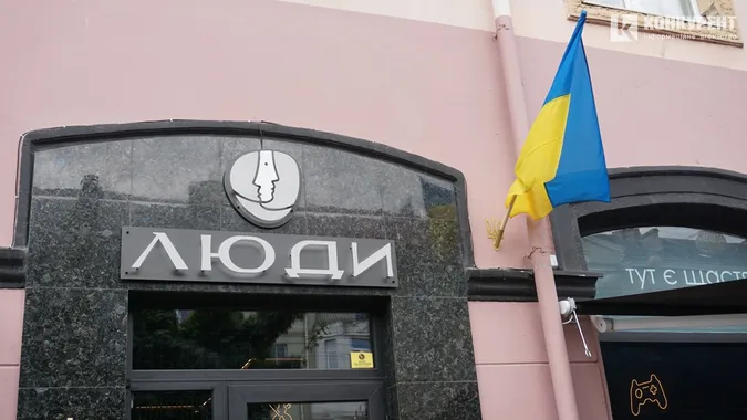 У День прапора лучани вбрались у сорочки, а будинки прикрасили стягами (фото)