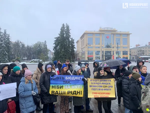 «Досить красти»: у Луцьку – акція з вимогою витрачати більше на ЗСУ (фото)