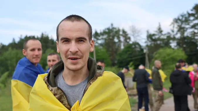 Четвертий обмін за тиждень: в Україну повернулися бійці, які були в полоні з 2022 року (фото)