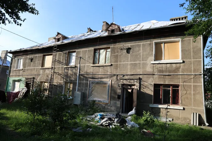 Вибиті вікна, пошкоджені покрівлі: після атаки росіян у Луцьку обстежили майже сотню квартир (фото)