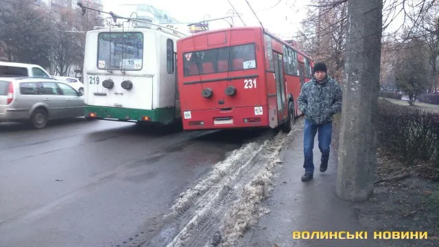 Не трамвай, але і не об'їхав: у Луцьку тролейбус «поцілував» таксі (фото)
