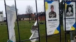 На Волині шквальний вітер понівечив портрети, розкидав лампадки та квіти на Алеї Героїв (фото)