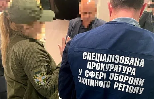 Зловили «на гарячому»: на Волині працівниця військкомату взяла хабар (фото)