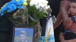 Без батька лишилися двоє синочків: на Волині попрощалися з воїном Максимом Оксентюком (фото)