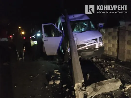 У Луцьку бус зніс електроопору: за кермом була жінка