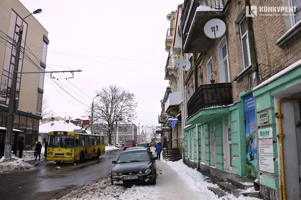 Дивіться вгору: у Луцьку бурулькова загроза (ФОТО)