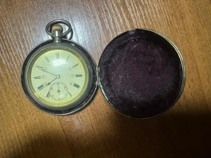У «Ягодині» в киянки забрали антикварний годинник (фото)
