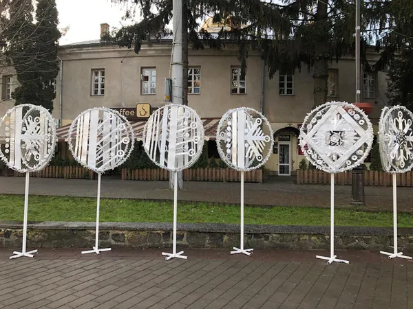 У центрі Луцька з’явилися янголи і велетенські кулі (фотофакт)
