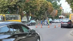 У Луцьку на Перемоги оновлюють розмітку – утворився затор (фото)