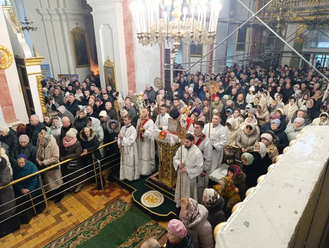 Молитви і колядки: у луцькому соборі Святої Трійці провели різдвяну службу (фото)