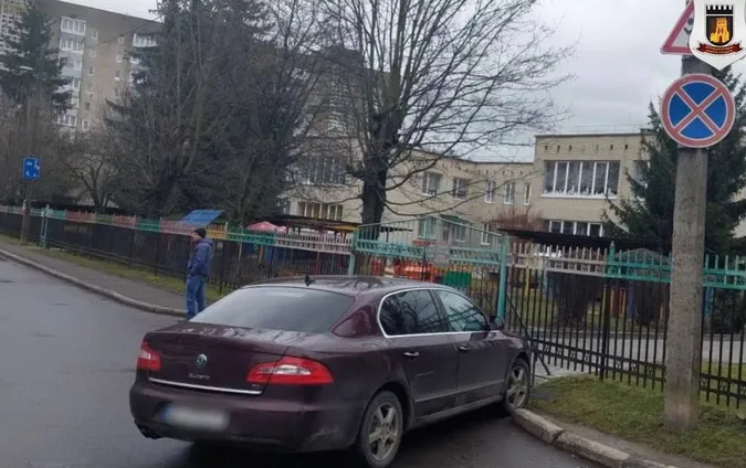 У Луцьку водій за одне паркування отримав два штрафи: як це сталося (фото)