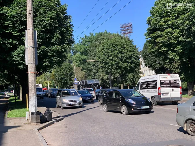 У Луцьку на Перемоги – «тягучка» через аварію (фото)