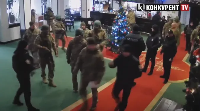 Під дулами автоматів вивели із саун: в оздоровчий комплекс «Косино» завітали працівники ТЦК (відео)