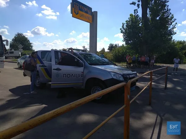 «Устилуг» зупинився через зухвалого власника «євробляхи» (фото, відео)