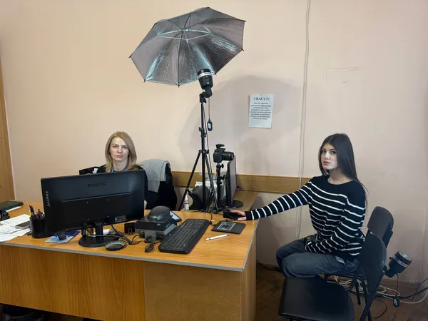 14-річні підлітки тепер зможуть оформити закордонний паспорт самостійно