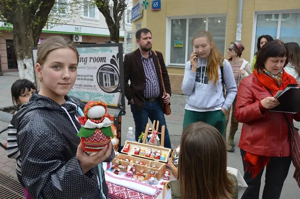 Луцькі муніципали «штурмують» митців у центрі (фото)