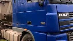 На Волині Volkswagen «влетів» у вантажівку, припарковану на узбіччі (фото)