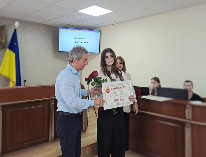 Троє учнів із Ковеля отримали максимальні 400 балів на НМТ: їх нагородили грошовими сертифікатами (фото)