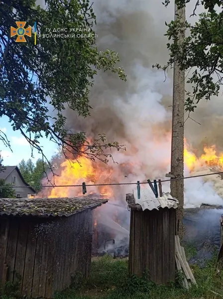 У Нововолинську курець спалив свою літню кухню (фото, відео)