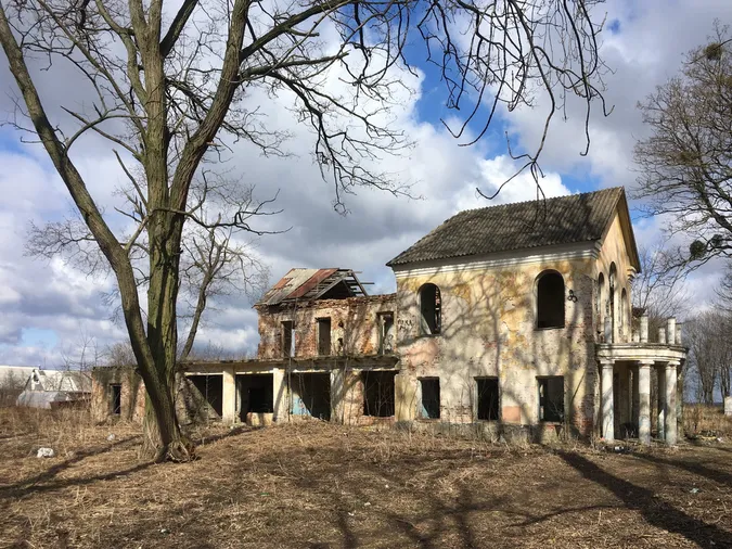 У Голобах панський маєток перетворили на сміттєзвалище із матюками на стінах