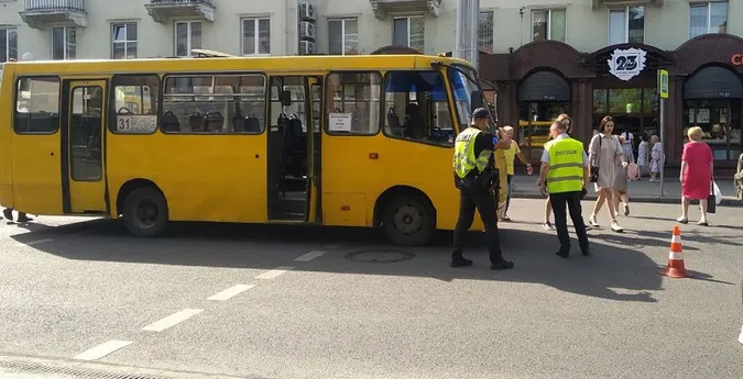 У центрі Луцька маршрутка збила пенсіонера на переході (фото, відео)