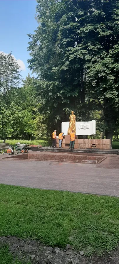 Лесю Українку в луцькому парку очистили від ганебних написів та позолотили (ФОТО)